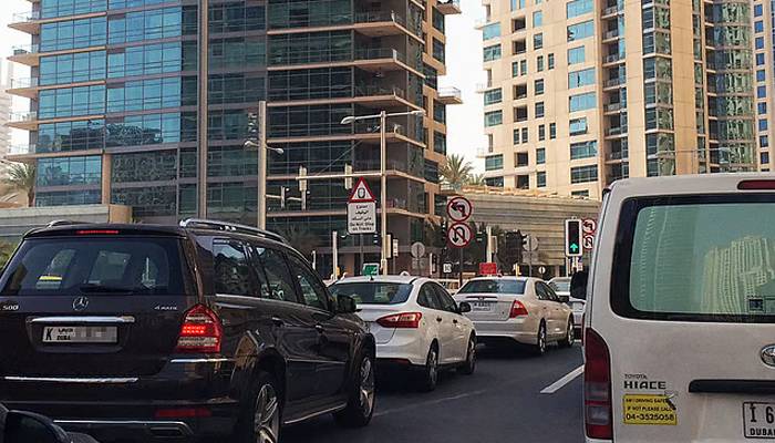 دبئی میں ٹریفک قوانین سخت کردیے گئے، 3,000 درہم جرمانہ