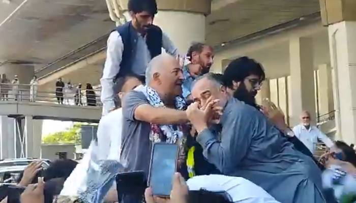 اسرائیلی حراست سے رہائی پانے والے سابق سینیٹر مشتاق احمد پاکستان پہنچ گئے