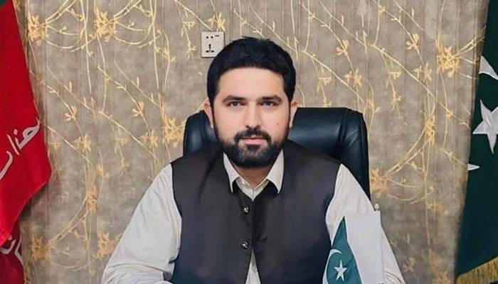 خیبرپختونخوا کے نو منتخب وزیر اعلیٰ کو حلف اٹھانے سے قبل بڑا دھچکا لگ گیا