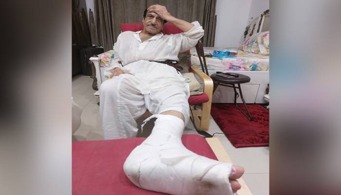 پاکستان کے معروف اداکارمصطفیٰ قریشی کی ٹانگ کی ہڈی ٹوٹ گئی