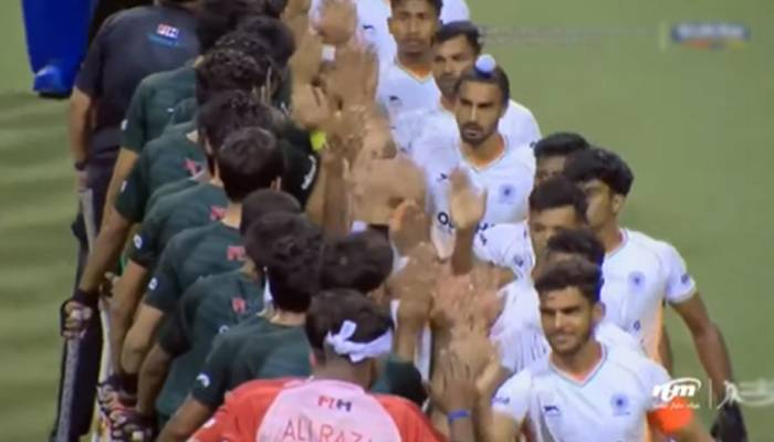 پاک بھارت ہاکی کھلاڑیوں کا سپورٹس مین شپ کا مظاہرہ، ہائی فائیو کیا