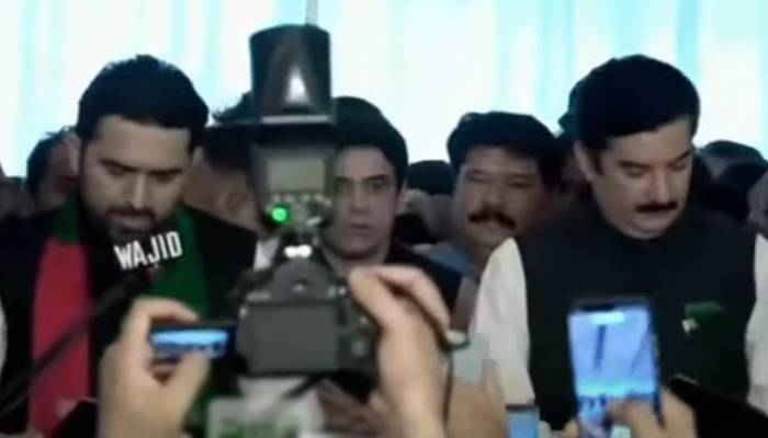سہیل آفریدی نے وزیر اعلیٰ خیبرپختونخوا کے عہدے کا حلف اٹھا لیا