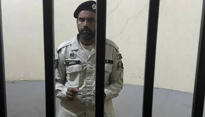 وزیر اعلیٰ پنجاب نے خاتون کو ہراساں کرنے والے پولیس اہلکار کی گرفتاری کی تصویر شیئر کردی