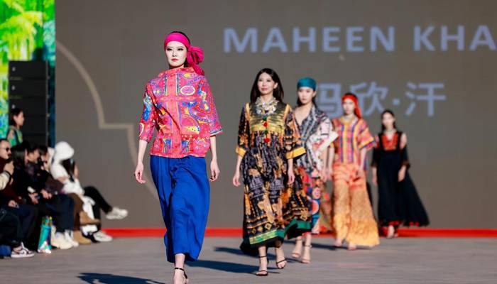 دیوار چین پر پہلا پاک -چین مشترکہ فیشن شو،ثقافتی ہم آہنگی کا شاندار مظاہرہ