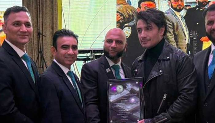 معروف گلوکار علی ظفر کو امریکہ میں اہم ایوارڈ سے نواز دیا گیا