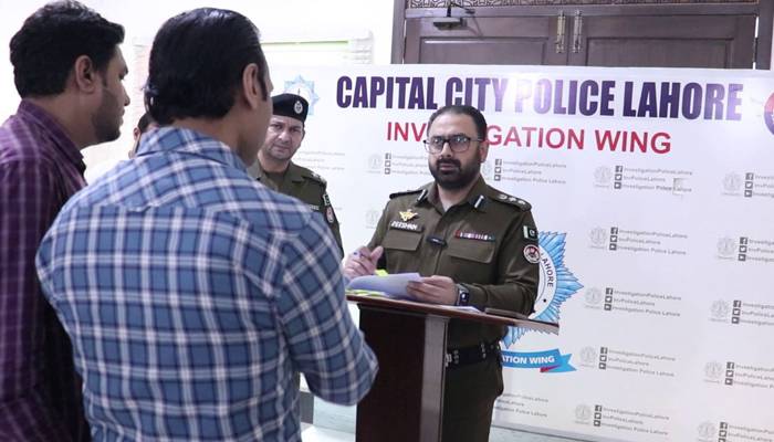 کھلی کچہری: ڈی آئی جی انویسٹیگیشن سید ذیشان نے شہریوں کی  شکایات سن کر فوری احکامات جاری کیے