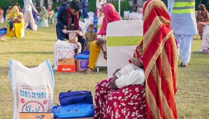 الخدمت فاؤنڈیشن کی جانب سے دیوالی پر 1400 ہندو خاندانوں میں تحائف کی تقسیم
