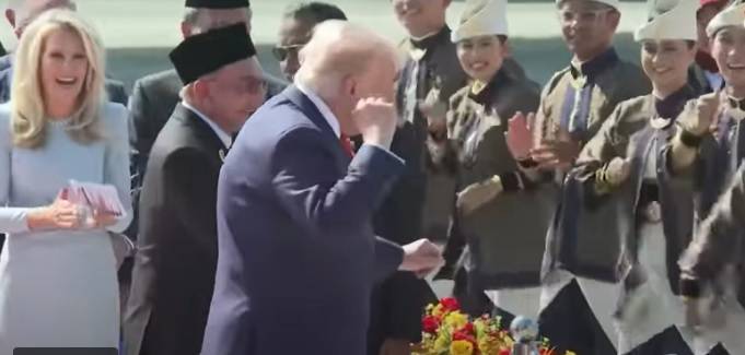 ملائیشیا پہنچنے پر ٹرمپ کا شاندار استقبال کے دوران روایتی ڈانس، ویڈیو وائرل