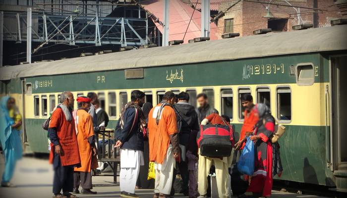 25 سال بعد لاہور اسٹیشن کے قلیوں کو ٹھیکیداری نظام کی غلامی سے نجات مل گئی