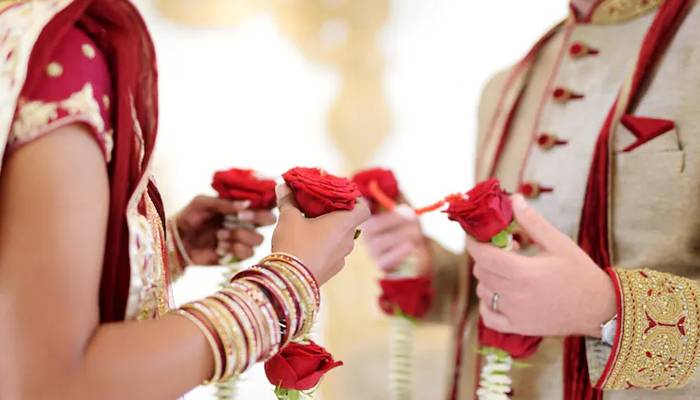 30 سالہ لڑکے کے عشق میں مبتلا خاتون نے شوہر، بچے چھوڑ دیے
