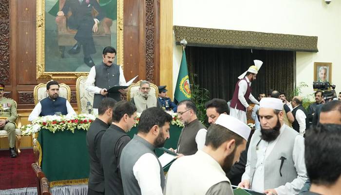 خیبرپختونخوا کی نئی کابینہ نے حلف اٹھا لیا