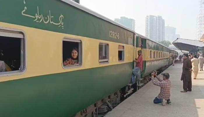 بابا گرو نانک کا 556 واں جنم دن، سکھ یاتریوں کو لیکر خصوصی ٹرین کراچی سے روانہ