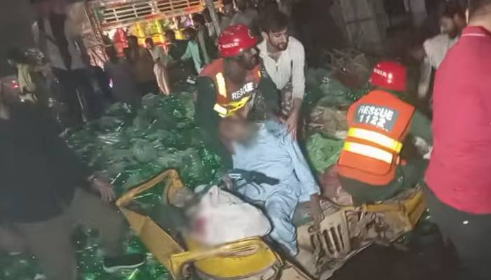 لاہور: بوتلوں سے بھرا ٹرک رکشہ کے اوپر الٹ گیا، خواتین سمیت 4 افراد جاں بحق