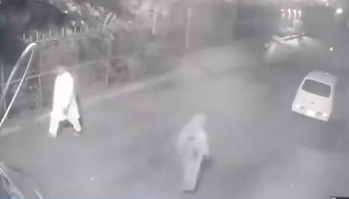 یونیورسٹی کی طالبہ کوہراساں کرنے کا واقعہ، سی سی ٹی وی فوٹیج سامنے آگئی