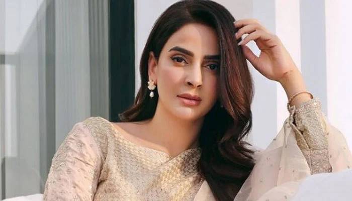 صبا قمر لاہور میں ایک شخص کیساتھ تعلق میں رہیں، صحافی کے الزامات پر اداکارہ کا ردعمل