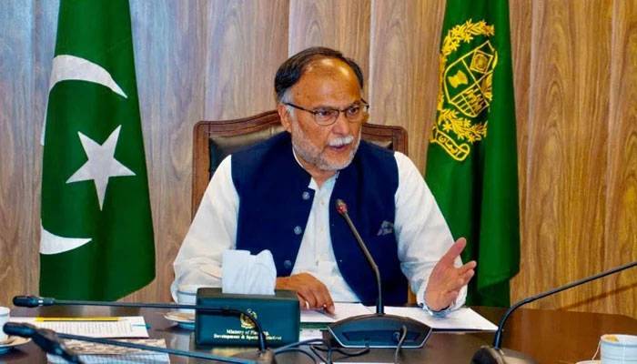 27 ویں آئینی ترمیم کا مقصد میثاقِ جمہوریت پر عملدرآمد ہے، احسن اقبال
