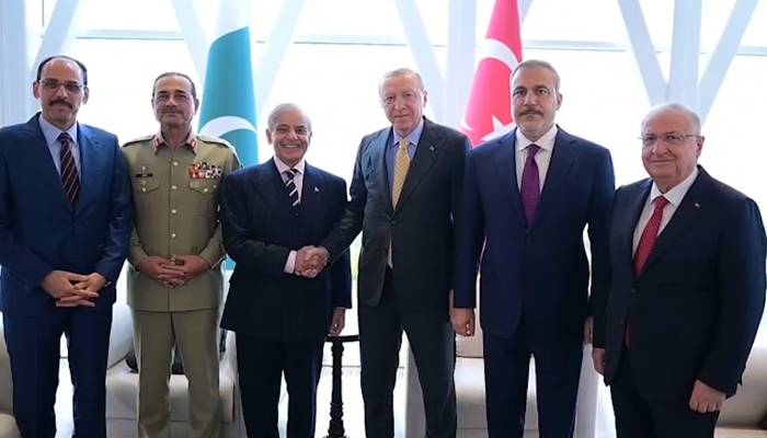 ترکیہ کے صدر اور وزیراعظم پاکستان کے درمیان ملاقات، فیلڈ مارشل سید عاصم منیر بھی موجود