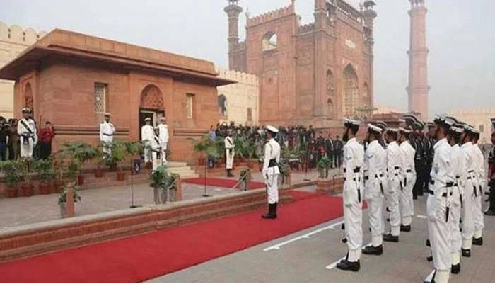 یومِ اقبال: پاک بحریہ کے دستے نے مزارِ اقبال پر گارڈز کے فرائض سنبھال لیے