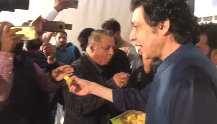 مٹھائی 27 ویں آئینی ترمیم کی خوشی پر کھلا رہا ہوں:سینیٹر فیصل واوڈا 