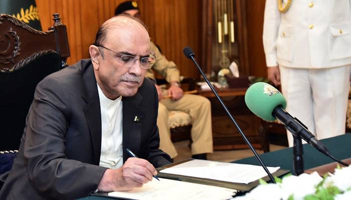 صدرِ مملکت آصف علی زرداری نے 27ویں آئینی ترمیمی بل پر دستخط کر دیے 