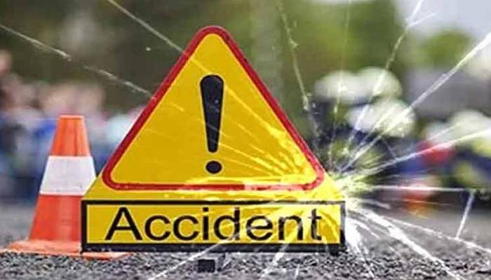 کراچی؛تیز رفتار ڈمپر کی مسافر وین اور رکشے کو ٹکر، جانی نقصان