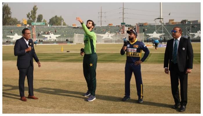 تیسرا ون ڈے: پاکستان کا سری لنکا کیخلاف ٹاس جیت کر فیلڈنگ کا فیصلہ