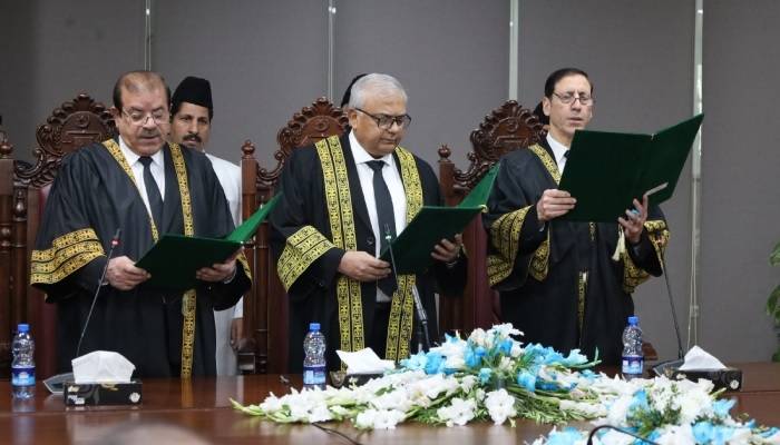  وفاقی آئینی عدالت کے مزید دو ججز نے اپنے عہدوں کا حلف اٹھا لیا 