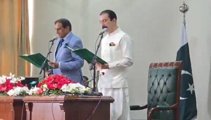 آزاد کشمیر کے نومنتخب وزیراعظم راجہ فیصل ممتاز راٹھور نے عہدے کا حلف اٹھا لیا