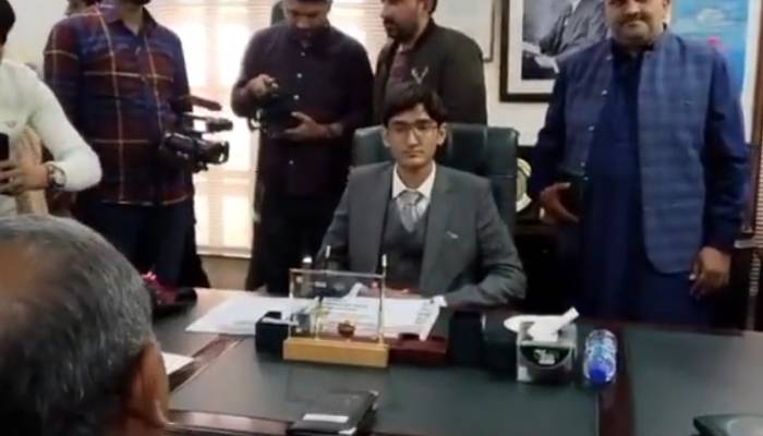 10ویں جماعت میں نمایاں پوزیشن لینے والا ابوذر 1 دن  کیلئے  وزیر تعلیم پنجاب بن گیا