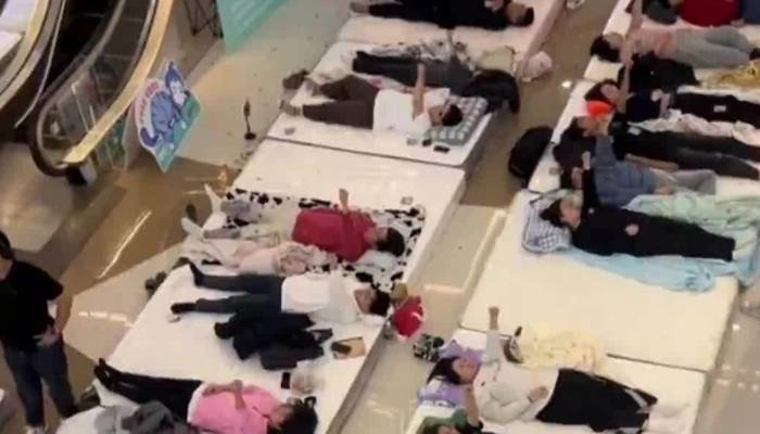 چینی شخص نے 33 گھنٹے مسلسل میٹرس پر لیٹ کر ‘لائنگ فلیٹ’ مقابلہ جیت لیا