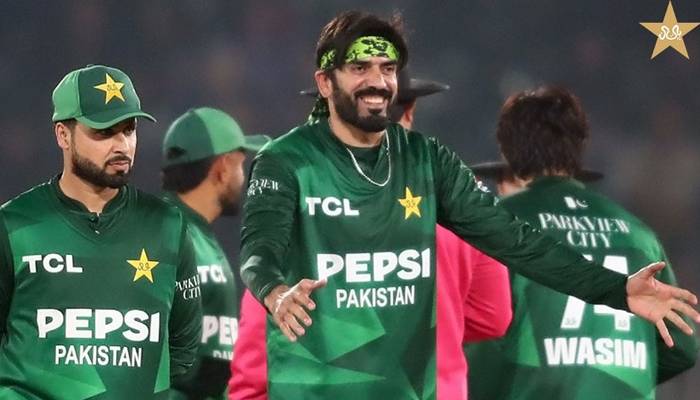 سہ ملکی سیریز: عثمان طارق کی زمبابوے کے خلاف ہیٹ ٹرک