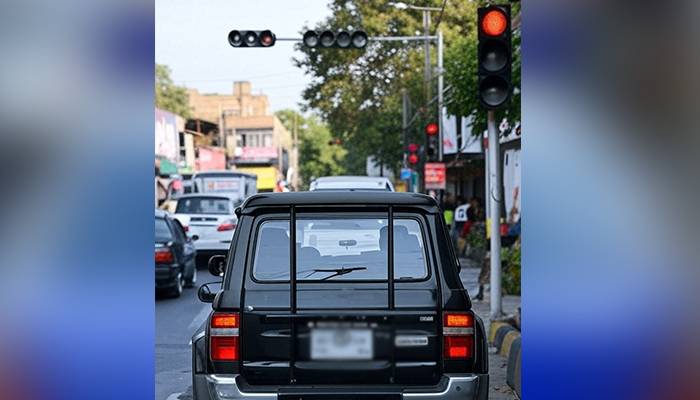 لاہور میں پولیس افسران کو بھی اب ٹریفک سگنلز پر رکنا ہوگا