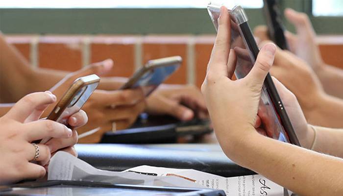 سنگاپور: طلباء کےاسکول میں اسمارٹ فون کے استعمال پر پابندی عائد