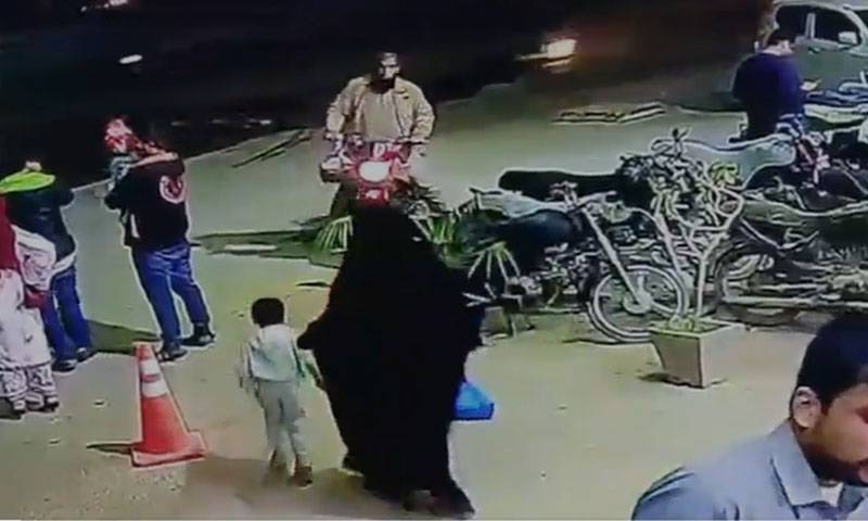کراچی: کھلے مین ہول میں گرنے والے بچے کی سی سی ٹی وی فوٹیج منظرِ عام پر آگئی
