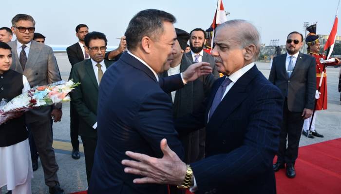 کرغزستان کے صدرپاکستان پہنچ گئے، صدر ، وزیراعظم   نے ان کا پرتپاک  استقبال