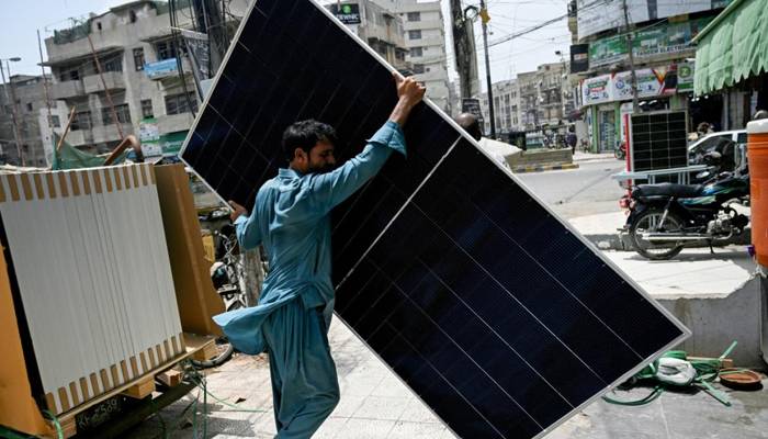 سردیوں میں بھی سولر پینلز کی قیمتوں میں اضافہ، ماہرین نے وجہ بتادی