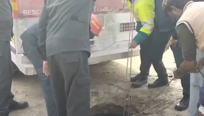 کراچی کے بعد پنجاب میں بھی افسوسناک واقعہ، بچہ مین ہول میں گر کر جاں بحق