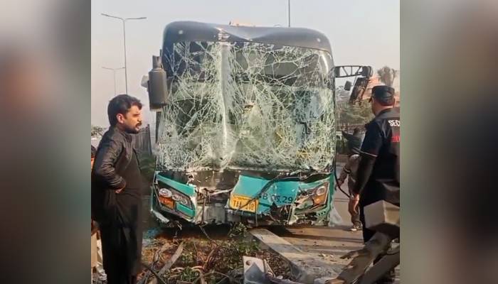 پشاور میں بی آر ٹی بس کو حادثہ ، مسافر محفوظ رہے