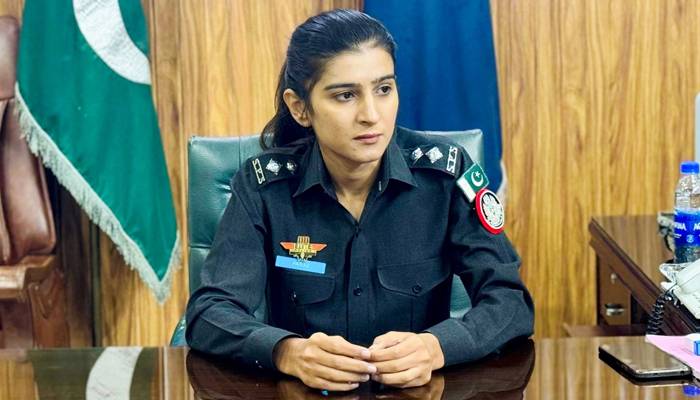 شکارپور:پولیس مقابلے میں 8ڈاکوہلاک،خاتون ڈی ایس پی پارس بکھرانی زخمی