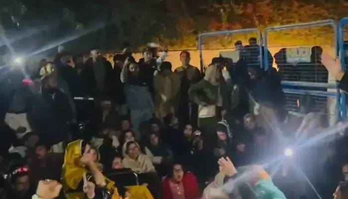 اڈیالہ جیل کے باہر گزشتہ رات دھرنے کا مقدمہ علیمہ خان سمیت 4 سو ملزمان کیخلاف درج