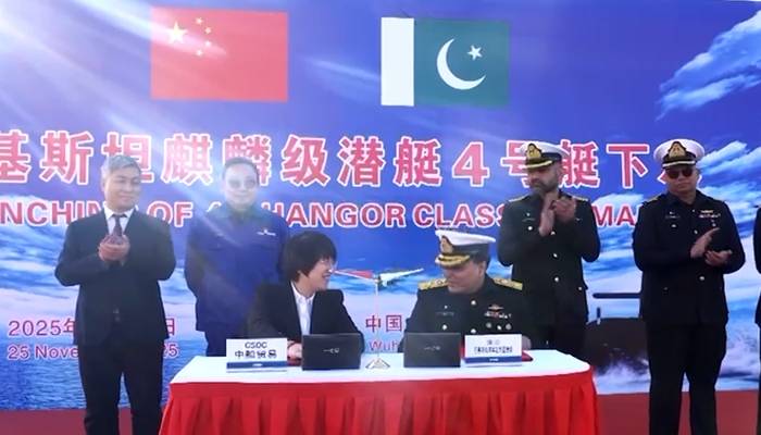 پاک بحریہ کی ہنگور کلاس آبدوز غازی چین کے شہر ووہان میں لانچ