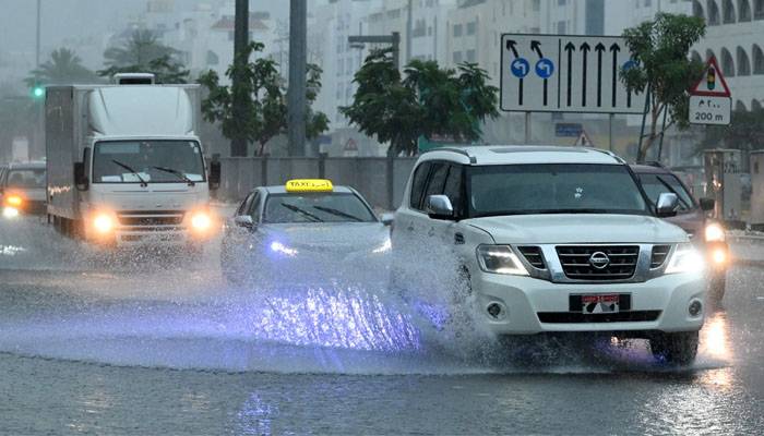 متحدہ عرب امارات میں شدید بارشیں، شہریوں کے لیے الرٹ جاری