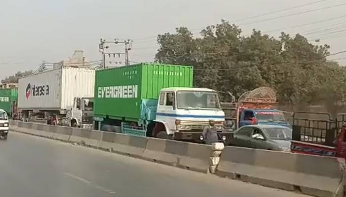 کراچی کے علاقے ماڑی پور میں گزشتہ کئی گھنٹوں سے شدید ٹریفک جام