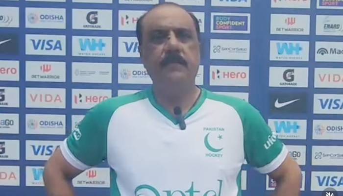 سگریٹ نوشی کرنے پر آف لوڈ کیا گیا؟ پاکستان ہاکی ٹیم کے منیجر کا موقف سامنے آگیا