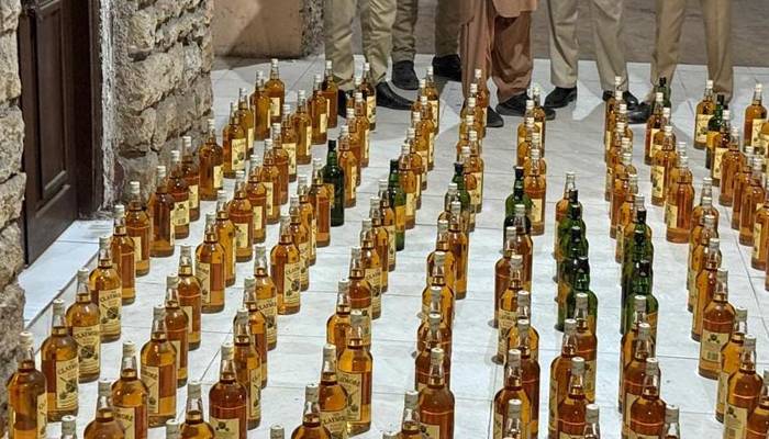 کراچی: 75 لاکھ سے زائد مالیت کی غیر ملکی شراب کی بڑی کھیپ پکڑی گئی