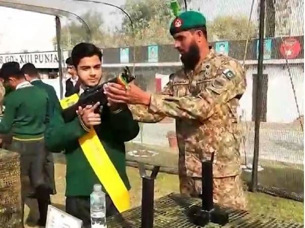 پاک فوج کا طلبہ و طالبات کے ساتھ پشاور میں ایک دن 