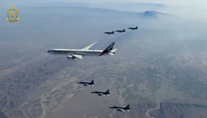 پاک فضائیہ کے JF-17 طیاروں کی یو اے ای کے صدر کو شاندار فضائی سلامی 