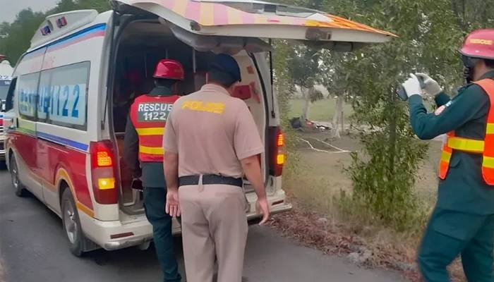 لاہور:باراتیوں سےبھری ویگن کو حادثہ، 1 شخص جاں بحق