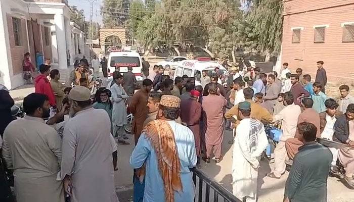 شکارپور:باراتیوں کی بس پر فائرنگ،دلہا سمیت3افراد جاں بحق