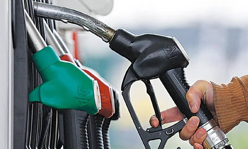 نئے سال 2025 کے آغاز پر پٹرولیم مصنوعات کی قیمتوں میں بڑی کمی کا اعلان